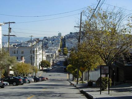 Looking east down Lombard St<br>Location: <a href="https://www.google.com/maps/search/?api=1&query=37.80226,-122.41786" target="_new">Lombard St</a>